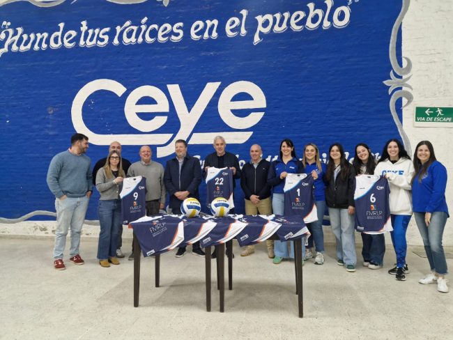 La FMRLP acompañó la entrega de camisetas al equipo de vóley femenino del CEYE